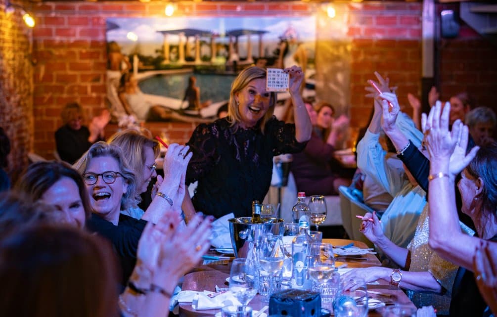 Gasten vieren feest aan een lange tafel