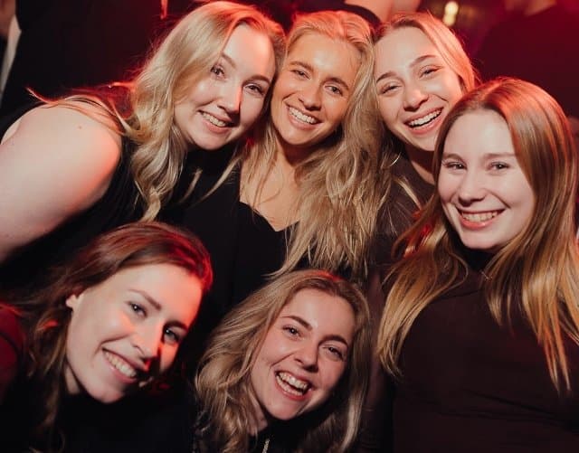 Een groep vriendinnen samen op de foto in de zaak