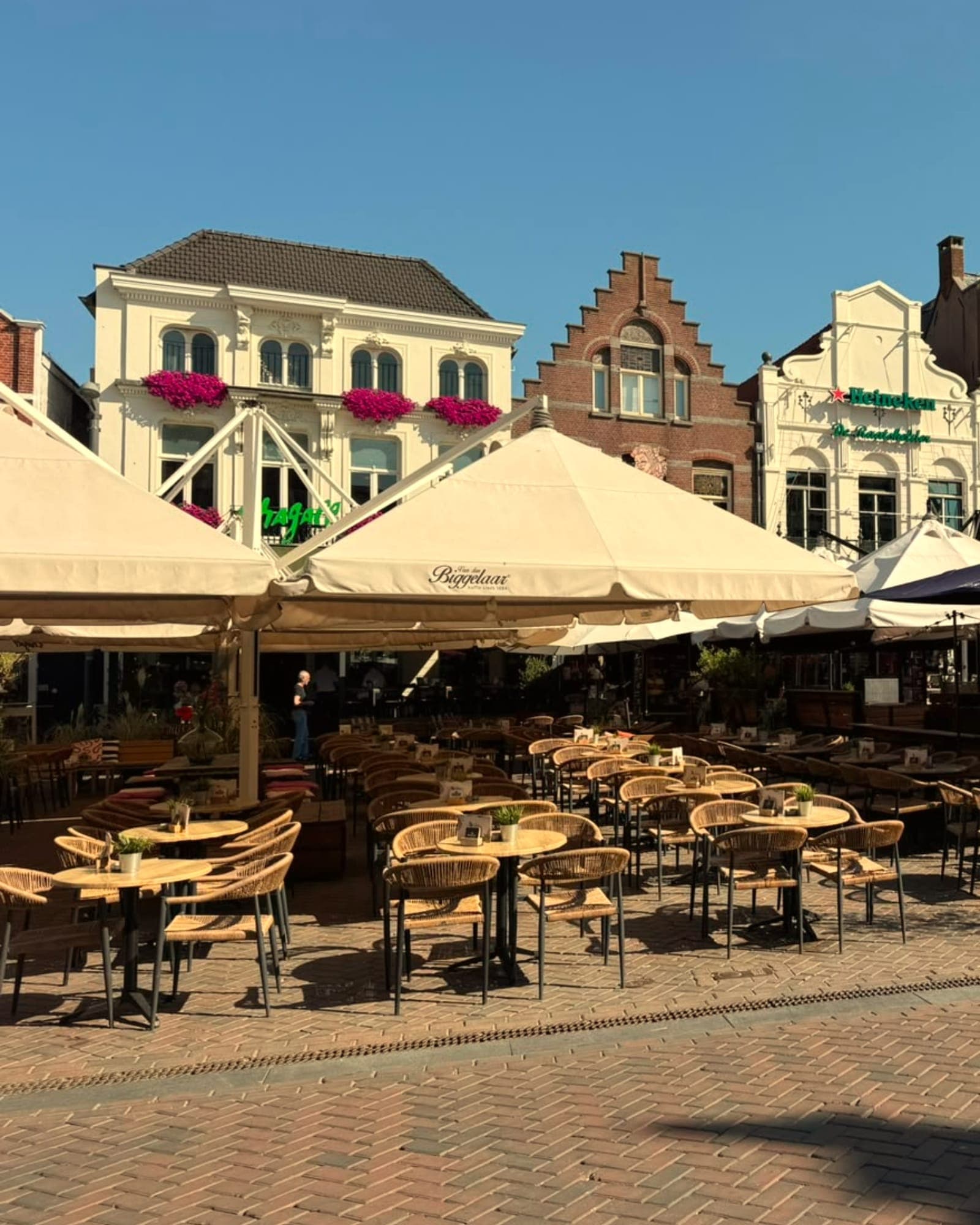Leeg terras op een dinsdagochtend