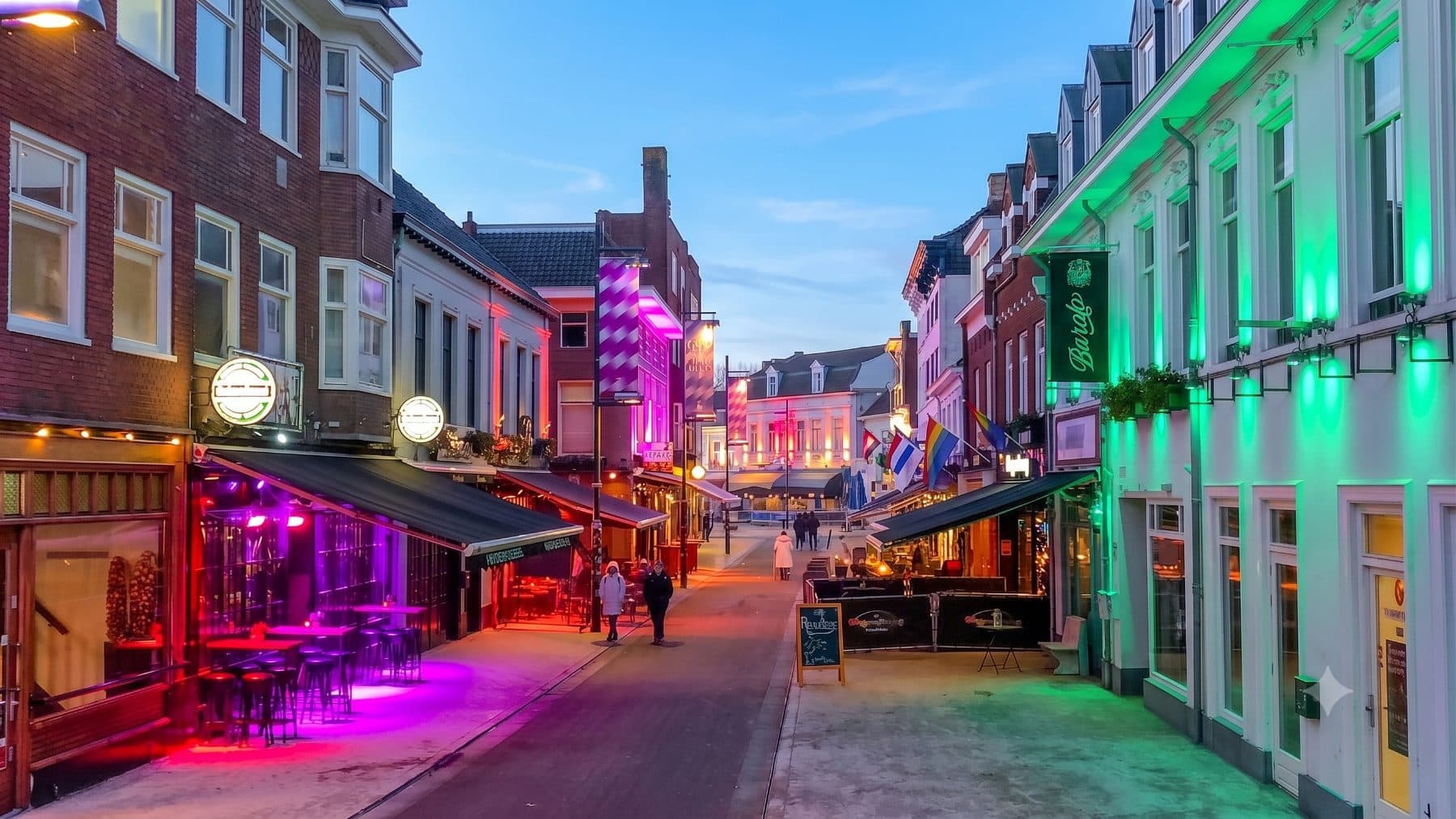 Uitgaansstraat in de avond met terrassen en neonverlichting